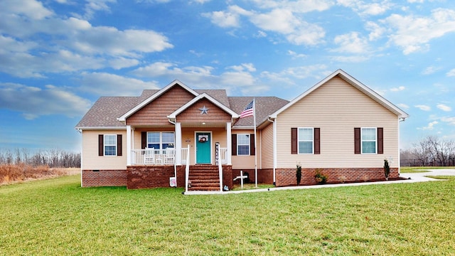 view of front of home featuring a porch, roof with shingles, and a front lawn