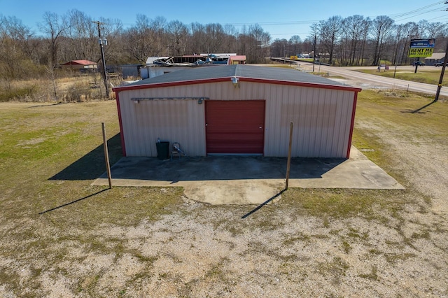 view of outdoor structure with an outbuilding and driveway