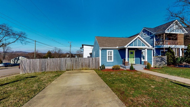 view of front of house featuring fence and a front yard