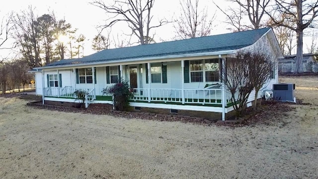 view of front facade featuring a porch, central AC unit, and a front yard