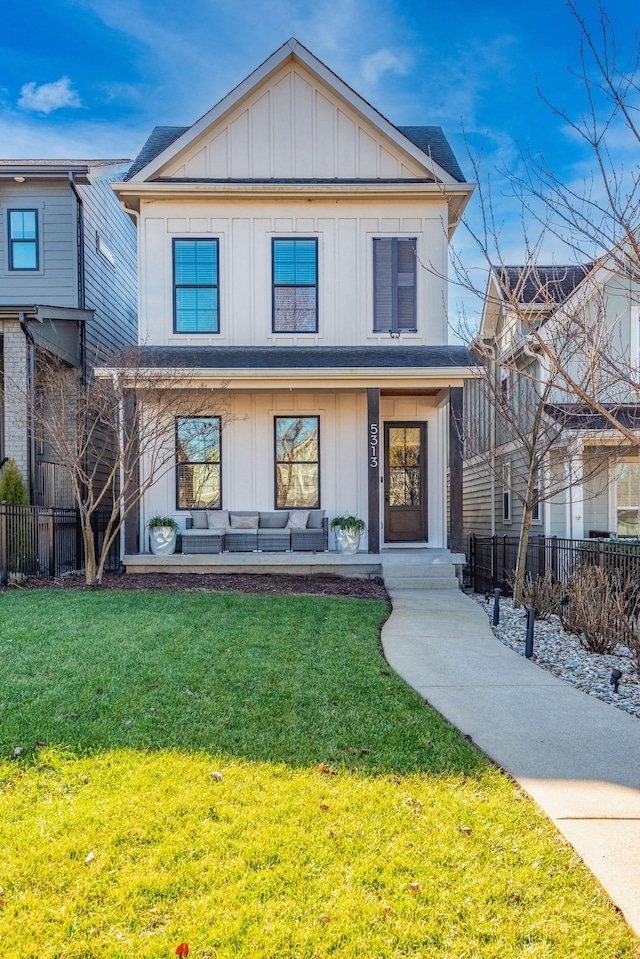 view of front of property featuring a front lawn