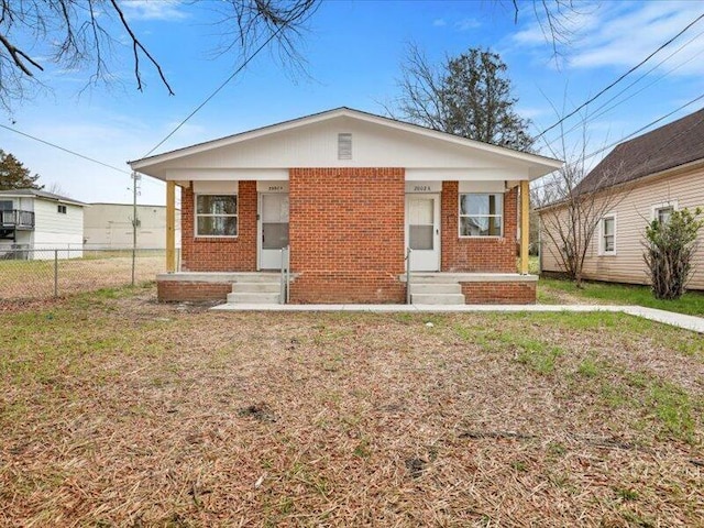 bungalow featuring a front lawn