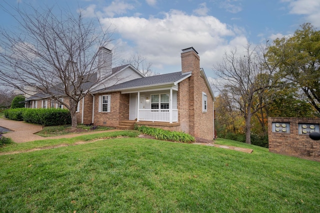 view of front of property featuring a front lawn and a porch