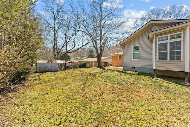 view of yard featuring a storage shed