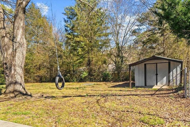 view of yard featuring a storage shed