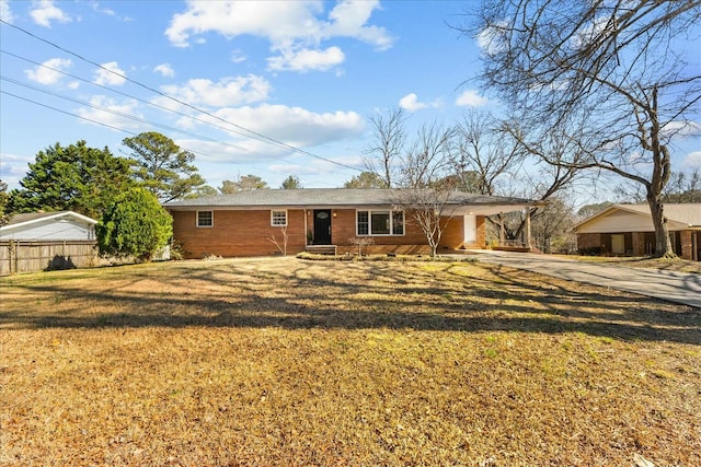 view of front of house featuring a carport and a front yard