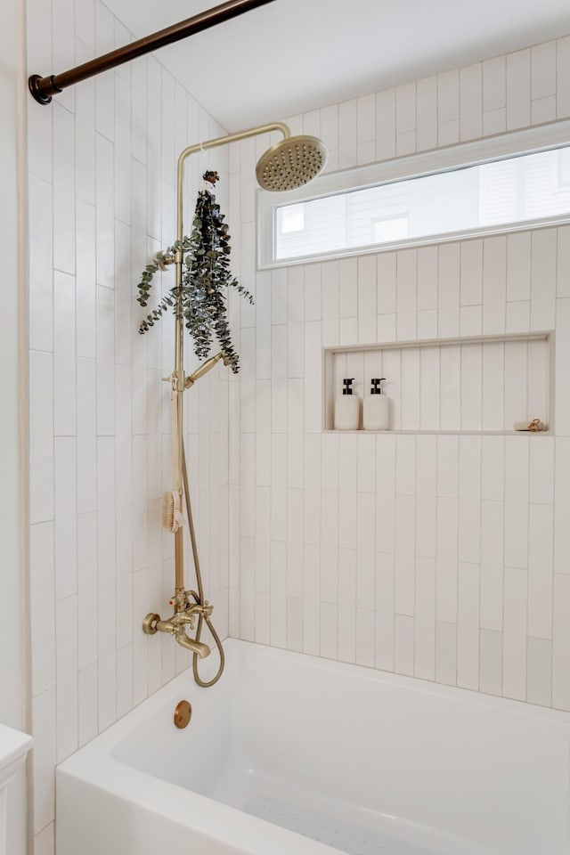 bathroom with tiled shower / bath