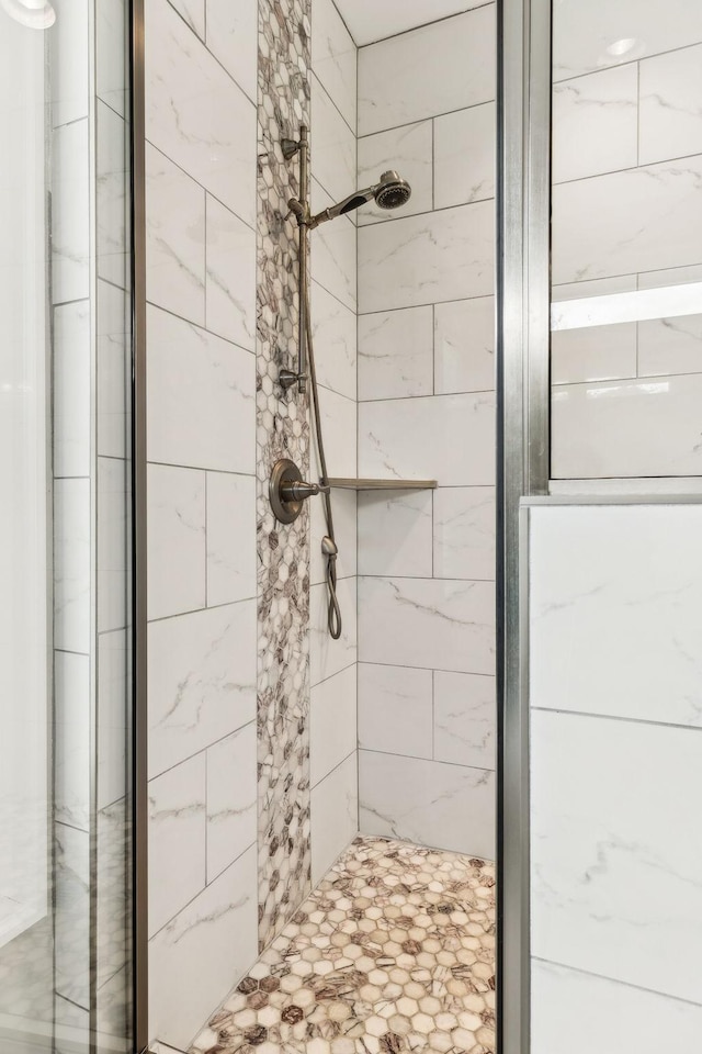 bathroom featuring a tile shower