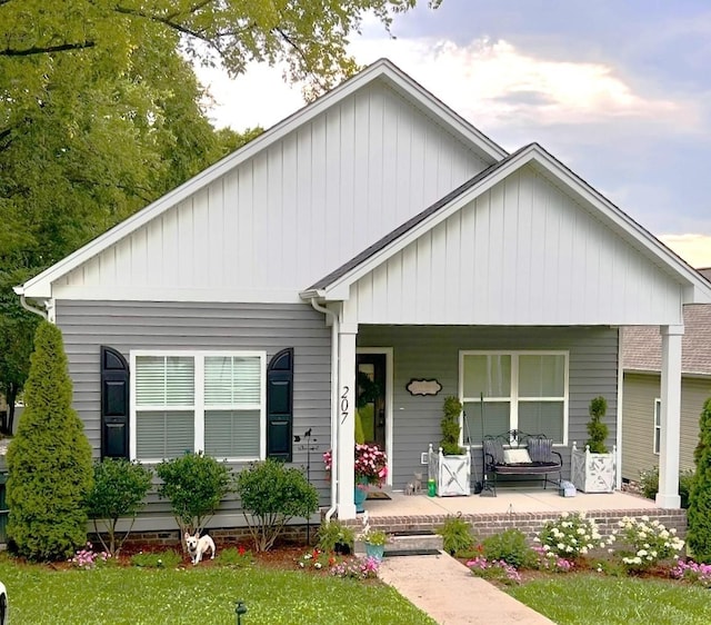 view of front of property featuring covered porch