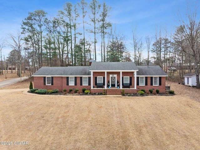 view of front of property featuring a porch and a front lawn