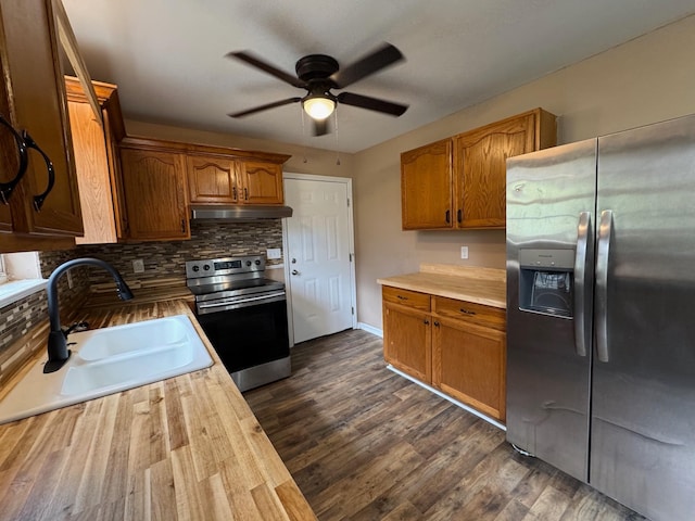 kitchen with tasteful backsplash, sink, dark hardwood / wood-style flooring, ceiling fan, and stainless steel appliances