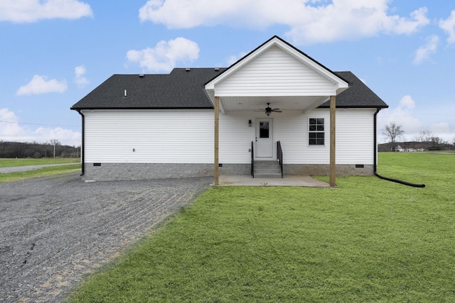 view of front facade featuring a patio, ceiling fan, and a front lawn