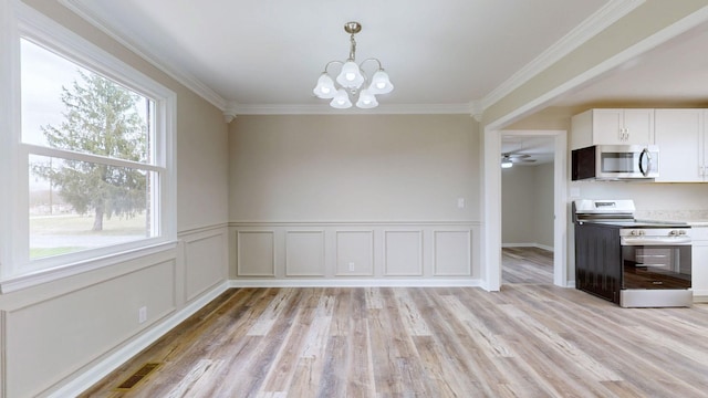 unfurnished dining area with light hardwood / wood-style flooring, ornamental molding, and a chandelier