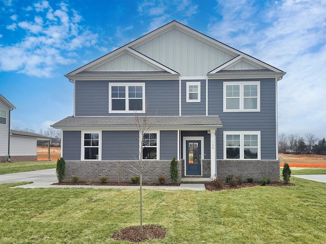 craftsman inspired home featuring a front lawn