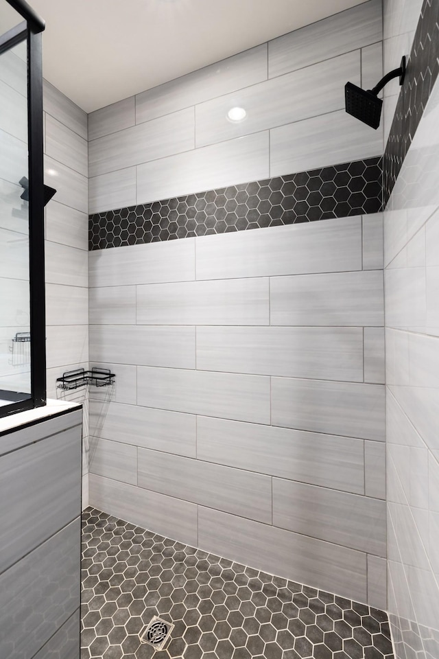 bathroom featuring tiled shower