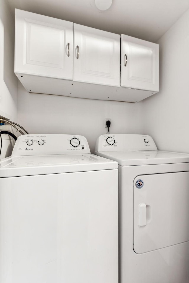 laundry room featuring cabinet space and washing machine and clothes dryer