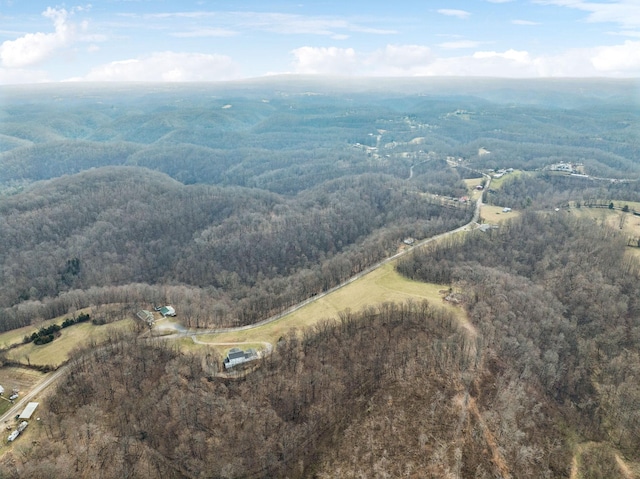 birds eye view of property featuring a forest view