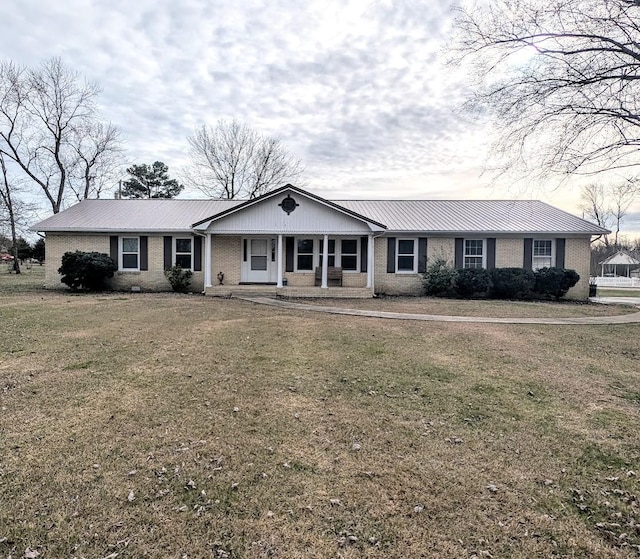 single story home featuring a porch and a front lawn