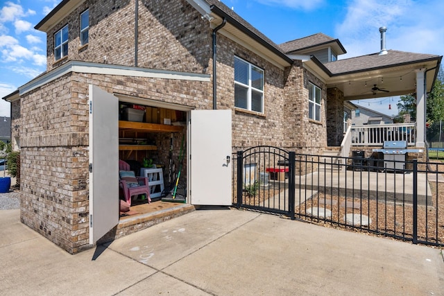 view of front of home featuring ceiling fan