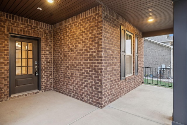 property entrance featuring a porch