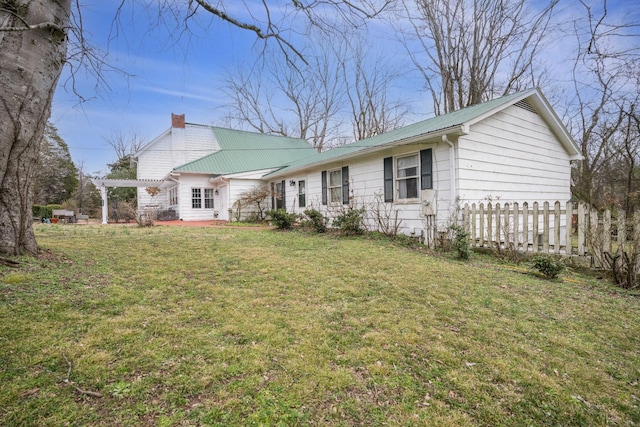 2360 Seven Mile Ferry Rd, Clarksville, TN 37040 - view of front of house with a front yard and a pergola