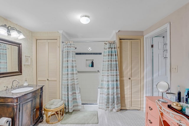 2360 Seven Mile Ferry Rd, Clarksville, TN 37040 - bathroom featuring vanity and curtained shower
