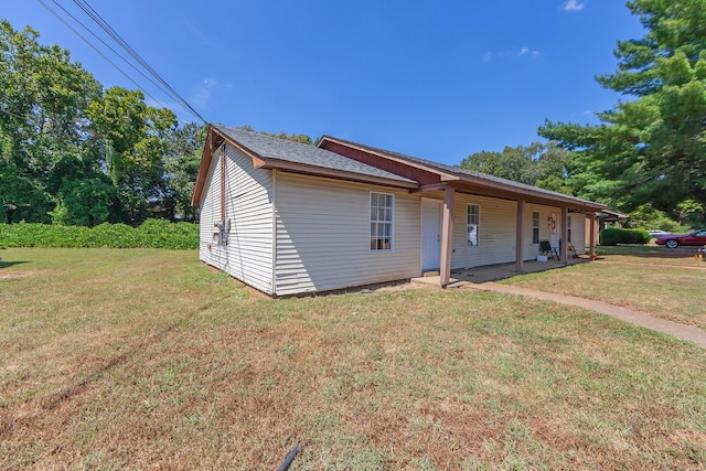 view of front of home featuring a front lawn