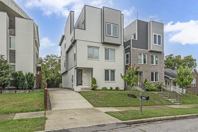 view of front facade featuring a front yard