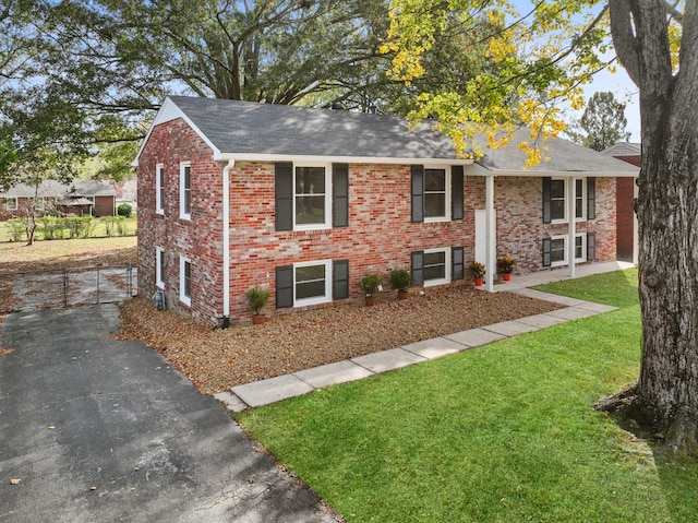 view of front of property with a front lawn