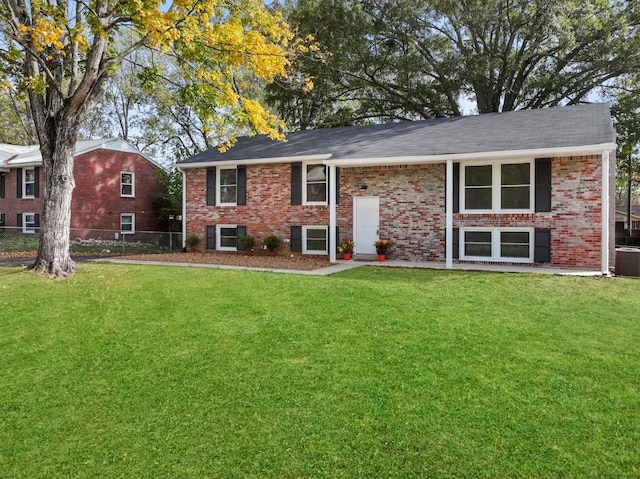 view of front facade featuring a front yard