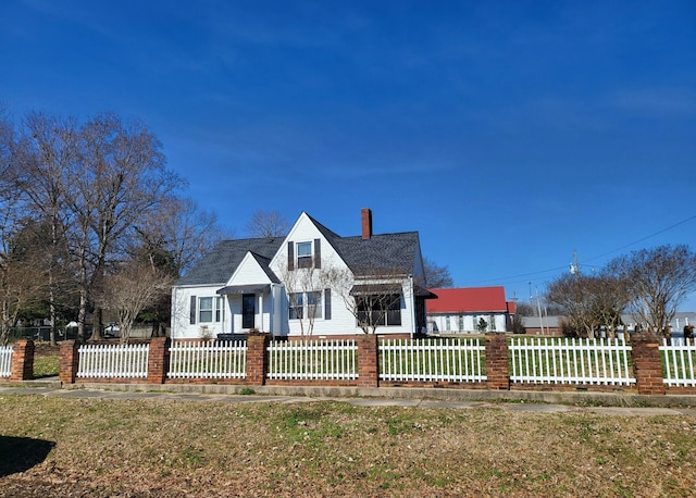 view of front of property featuring a front yard