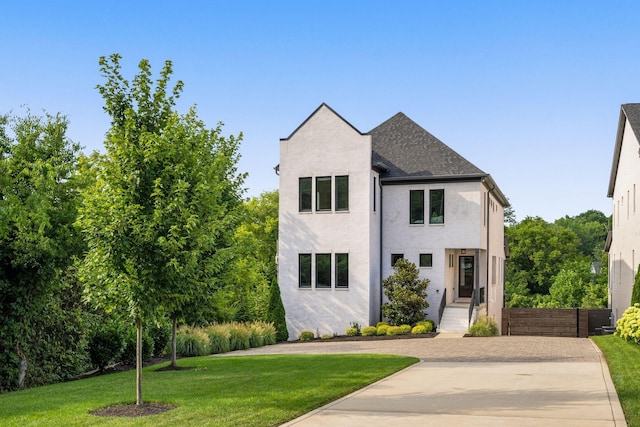 view of front facade featuring a front yard