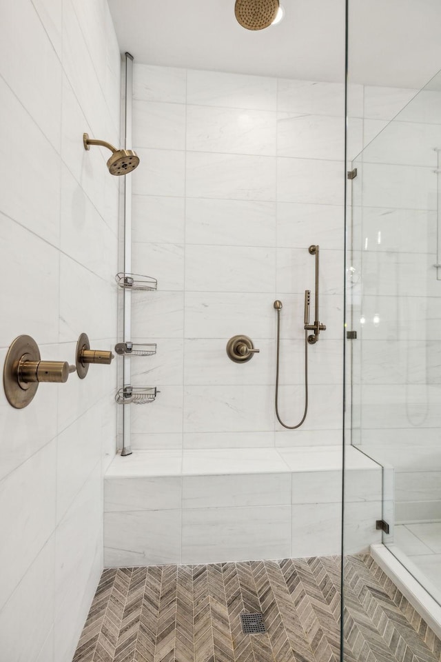 bathroom featuring a tile shower