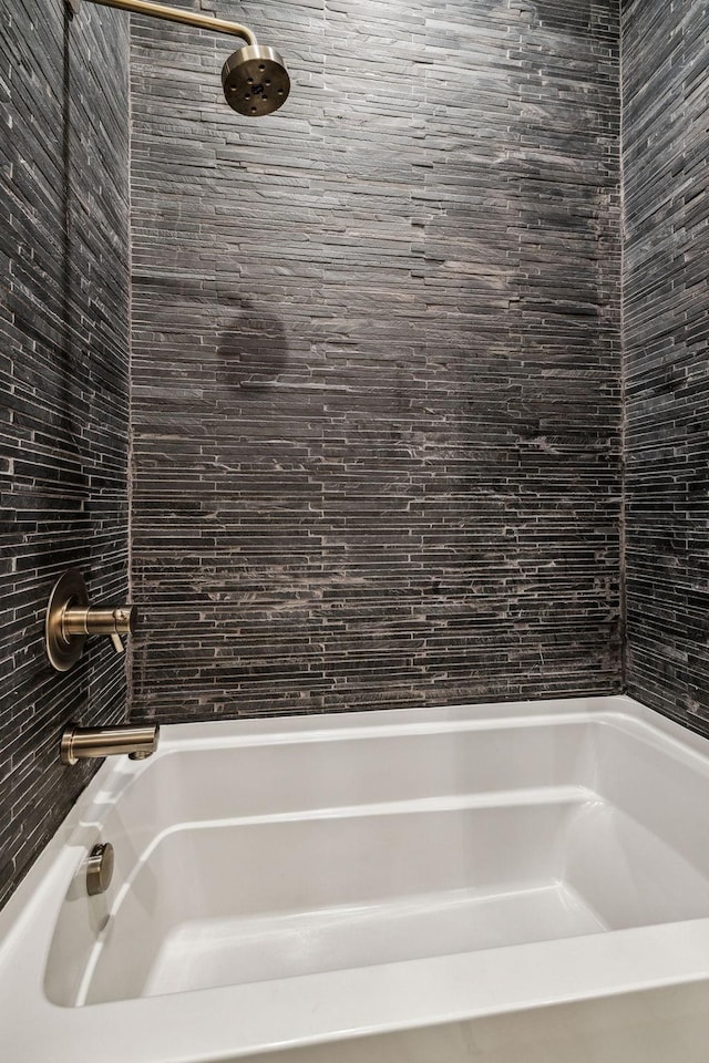 bathroom with tiled shower / bath combo