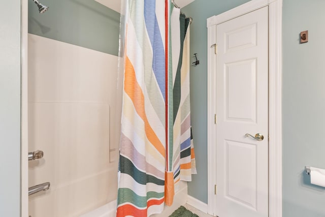 bathroom featuring shower / tub combo with curtain