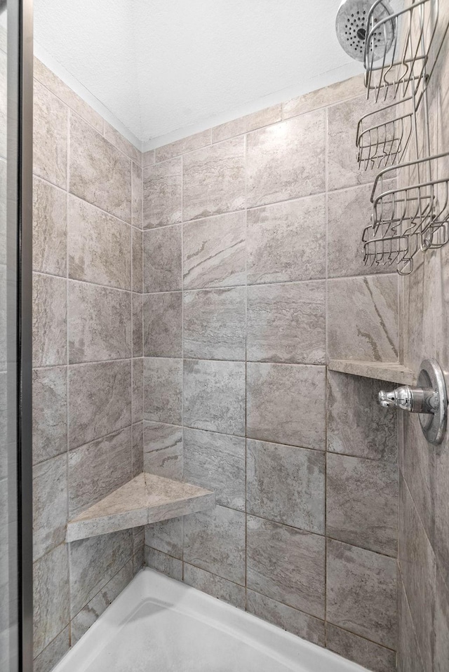 bathroom featuring a tile shower