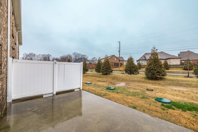 view of yard featuring a patio area