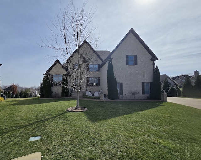 view of front of house featuring a front lawn