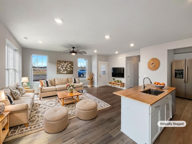 living room featuring dark wood-type flooring, recessed lighting, visible vents, and a ceiling fan