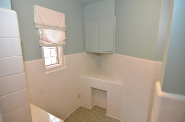 bathroom featuring tile walls