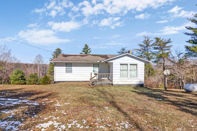 view of front of home featuring a front yard