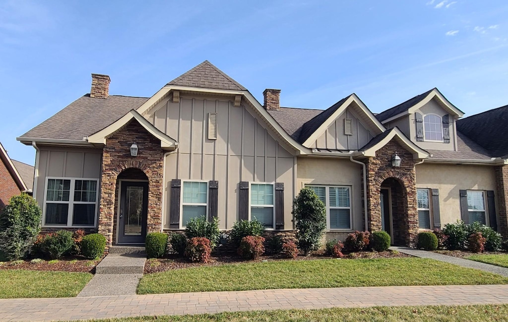 view of front of property featuring a front lawn