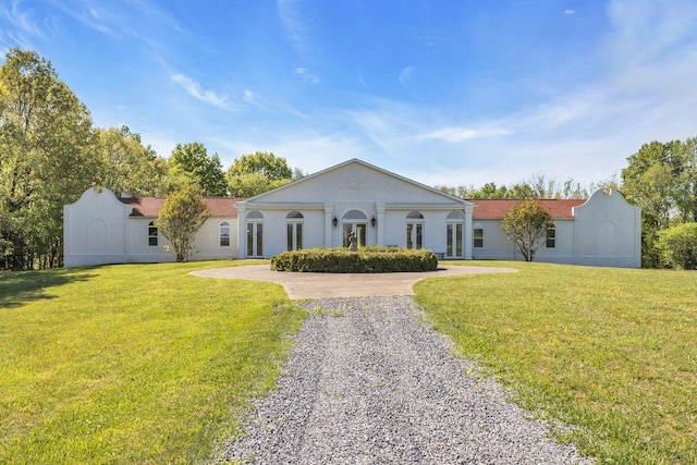 view of front of property featuring a front lawn