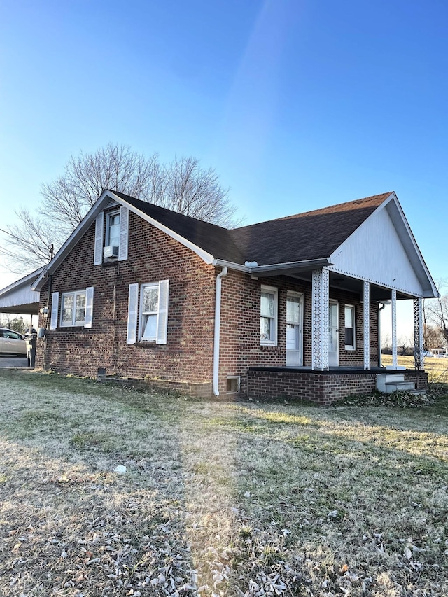 view of front of home featuring covered porch and a front lawn