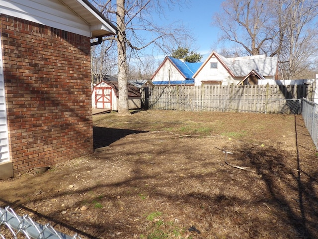 view of yard featuring a storage shed