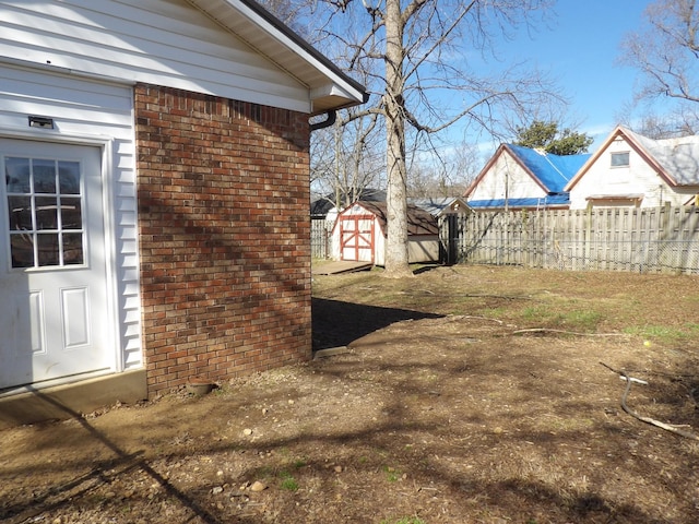 view of yard featuring a shed