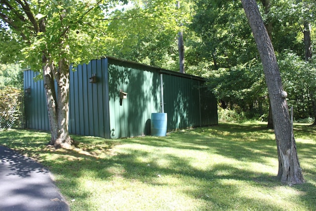 view of outdoor structure with a yard