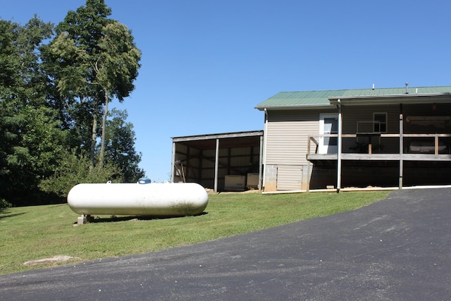 view of outdoor structure featuring a yard