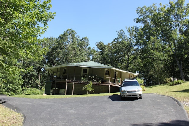 manufactured / mobile home featuring a front yard