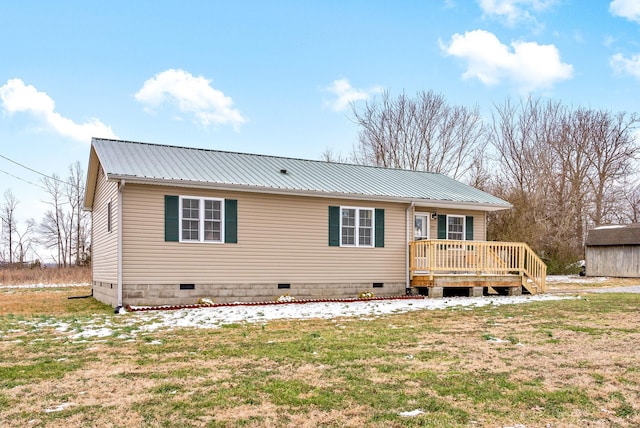 view of front of house featuring a wooden deck and a front lawn